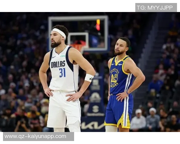 库里父子现场观战独行侠比赛克莱却在场外引发热议